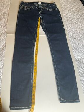 True religion women’s size 29 jeans.  Skinny leg, beautiful stitching, EUC.